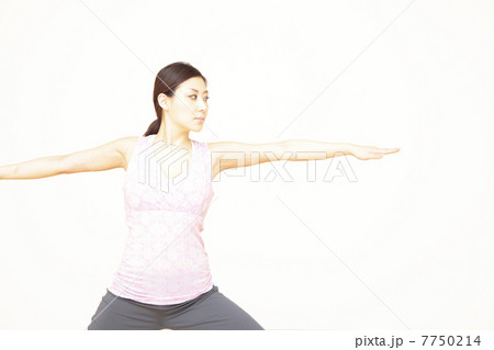 ヨガ、女性、ヨガのポーズ ヨガ、女性、ヨガのポーズ 7750214