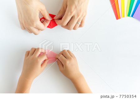 親子で折り鶴を折って広げる 親子で折り鶴を折って広げる 7750354