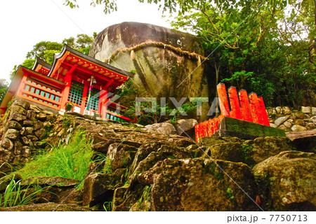神倉山山頂の「ゴトビキ岩」と「拝殿」(和歌山県新宮市神倉) 神倉山山頂の「ゴトビキ岩」と「拝殿」(和歌山県新宮市神倉) 7750713