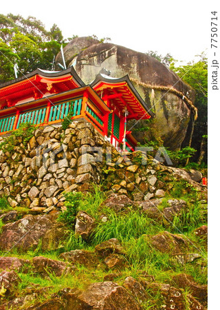 神倉山山頂の「ゴトビキ岩」と「拝殿」（和歌山県新宮市神倉） 7750714