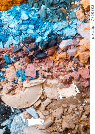 set of multicolor crushed eyeshadows 7750832
