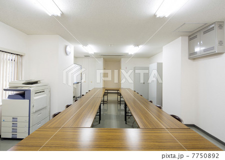 コンパクトな会議室 7750892