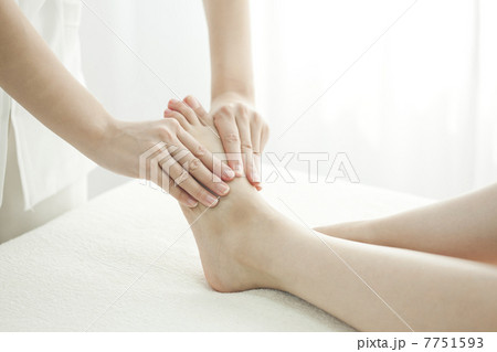 足をマッサージするエステティシャン 足をマッサージするエステティシャン 7751593