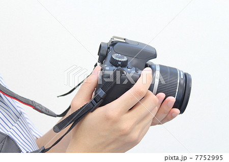 カメラを持つ手の写真素材