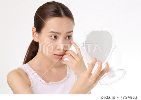 目のトラブルに悩む若い女性 7754853