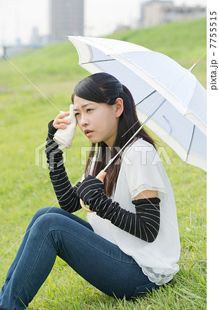アームカバーをした女性 7755515