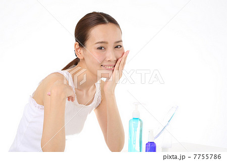 肌のトラブルに悩む若い女性 7755786