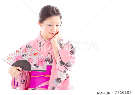 扇子で扇ぎながら色っぽくうつむく浴衣の女性 扇子で扇ぎながら色っぽくうつむく浴衣の女性 7756107