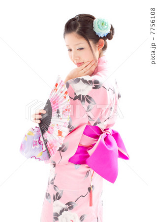 後ろ向きでうつむく可愛いらしい浴衣を着た女性 7756108