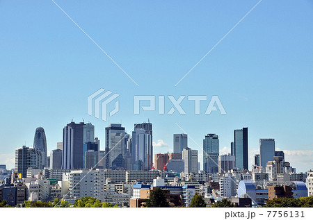 東京　新宿の高層ビル群 7756131