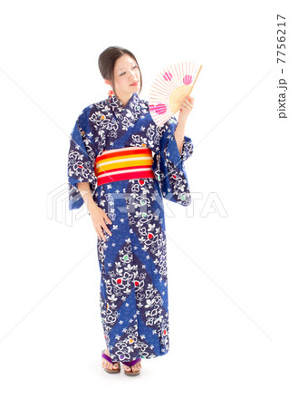 青いレトロな浴衣を着て色っぽいポーズをする綺麗な女性の写真素材