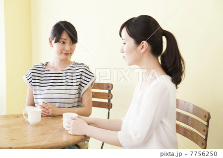 カフェで話す女性 7756250