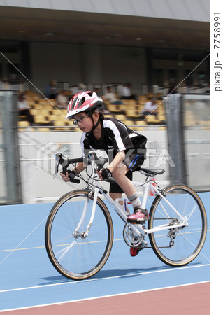 ロードレーサーで走る少年 ロードレーサーで走る少年 7758991