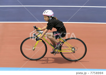 ロードレーサーで走る少女 ロードレーサーで走る少女 7758994
