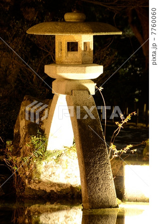 兼六園・徽軫灯籠(ことじとうろう)【縦】 7760060