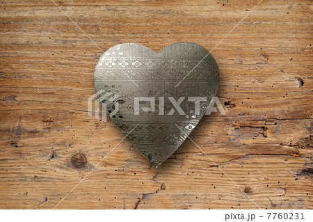 Metal heart on wood 7760231