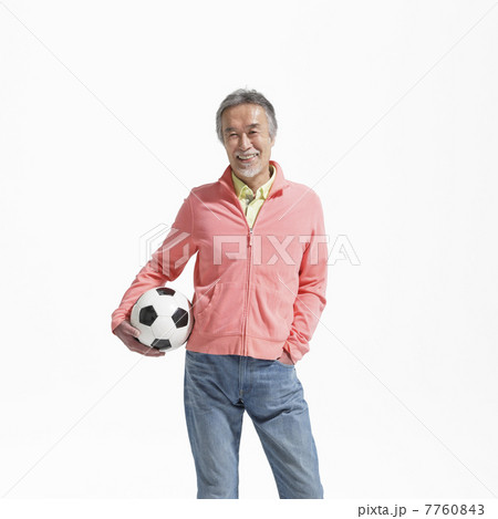 サッカーボールを持つ中高年男性 サッカーボールを持つ中高年男性 7760843