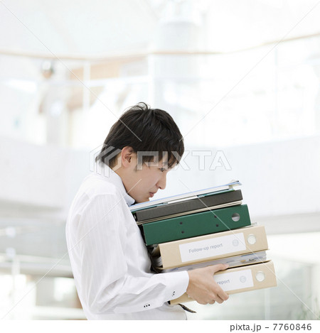 ファイルを運ぶビジネスマン 7760846