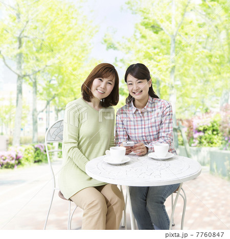 カフェテラスでお茶をする母と娘 7760847