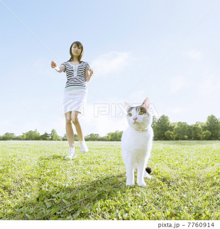 公園に立つ猫と女性 公園に立つ猫と女性 7760914