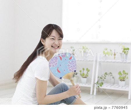 団扇を持つ女性 7760945