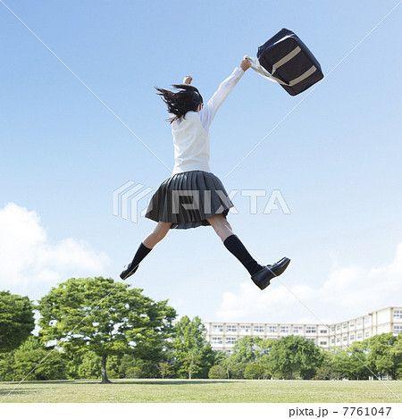 ジャンプする女子中学生の後ろ姿の写真素材