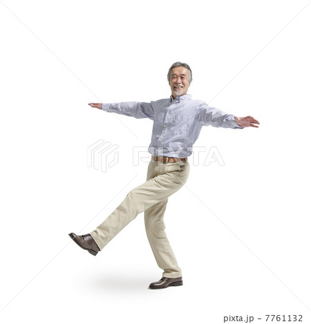 両手を広げる中高年男性 7761132