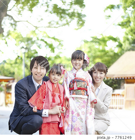着物姿の娘と父母 7761249