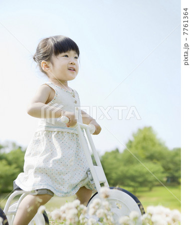 三輪車に乗る女の子 三輪車に乗る女の子 7761364