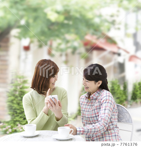 カフェテラスでお茶をする母と娘 7761376