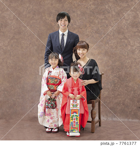 七五三の姉妹と父母 7761377