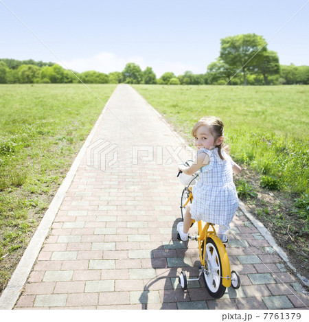 自転車に乗るハーフの女の子 7761379