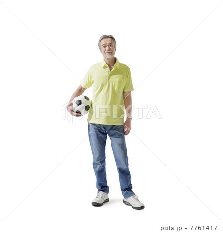 サッカーボールを持つ中高年男性 7761417
