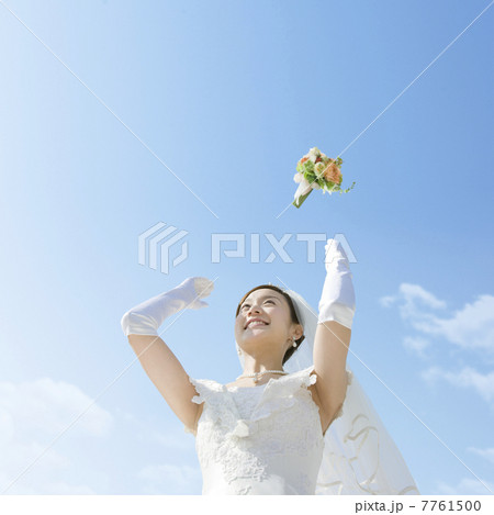 ブーケトスをする新婦 7761500