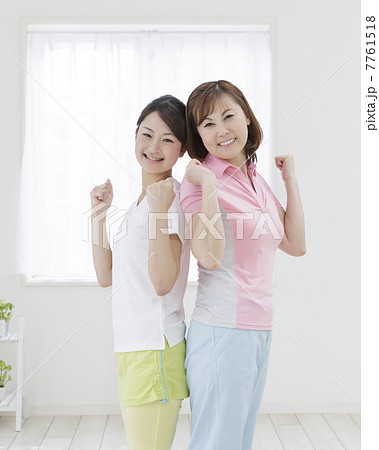 ガッツポーズをする母と娘 7761518