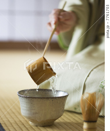 茶道をする着物姿の女性 7761703