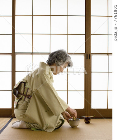 お茶をたてる着物姿の女性 お茶をたてる着物姿の女性 7761801