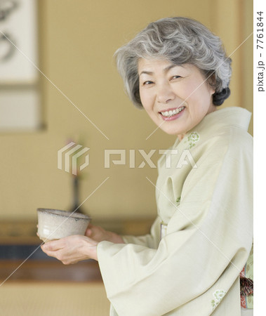 茶碗を持つ着物姿の女性 茶碗を持つ着物姿の女性 7761844