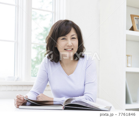 窓辺で本を読む中高年女性 窓辺で本を読む中高年女性 7761846