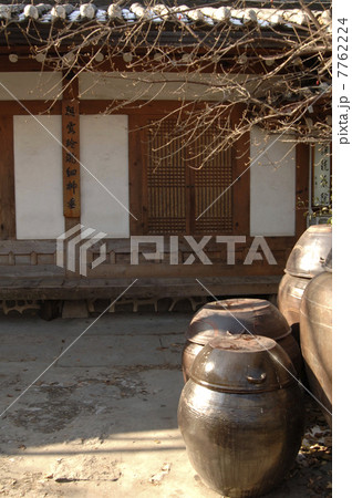 韓国民家の庭とキムチ壷 7762224