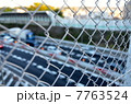 フェンス越しの高速道路 7763524