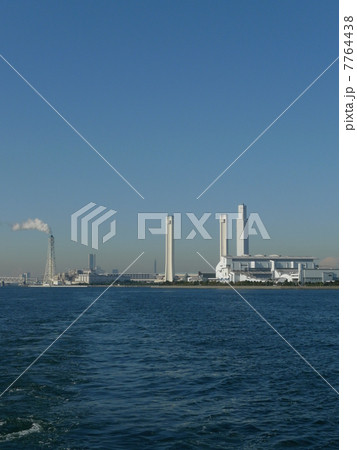 煙突の見える工業地帯の風景 7764438