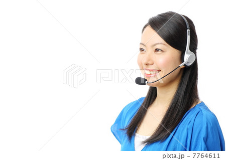 ヘッドセットを付ける女性 7764611