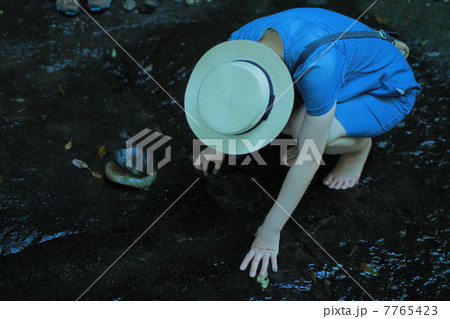 渓流 裸足 素足 バッグ 浅瀬 水滴 流れ 女性 渓流 裸足 素足 バッグ 浅瀬 水滴 流れ 女性 7765423