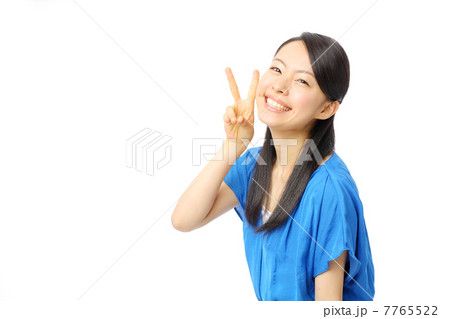 ピースする女の子 ピースする女の子 7765522