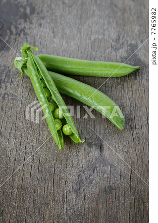 heap of fresh pea pods 7765982