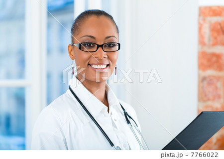 Portrait of young female doctor in clinic 7766022