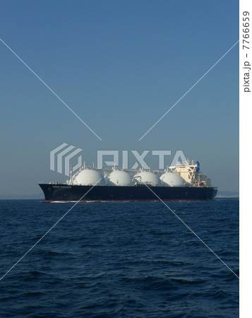 日本にLNGを運ぶ大型タンカー 7766659