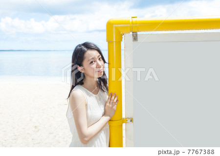 看板を見せる女性 看板を見せる女性 7767388