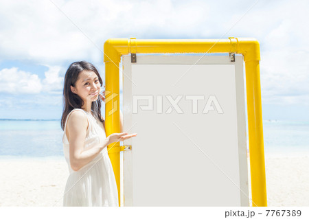 看板を見せる女性 7767389